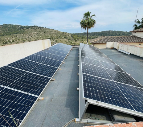 Трехфазная гибридная система солнечных панелей мощностью 10 кВт в Испании