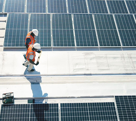 Солнечные панели мощностью 200 кВт на крыше, команда инженеров на обслуживании в Южной Африке